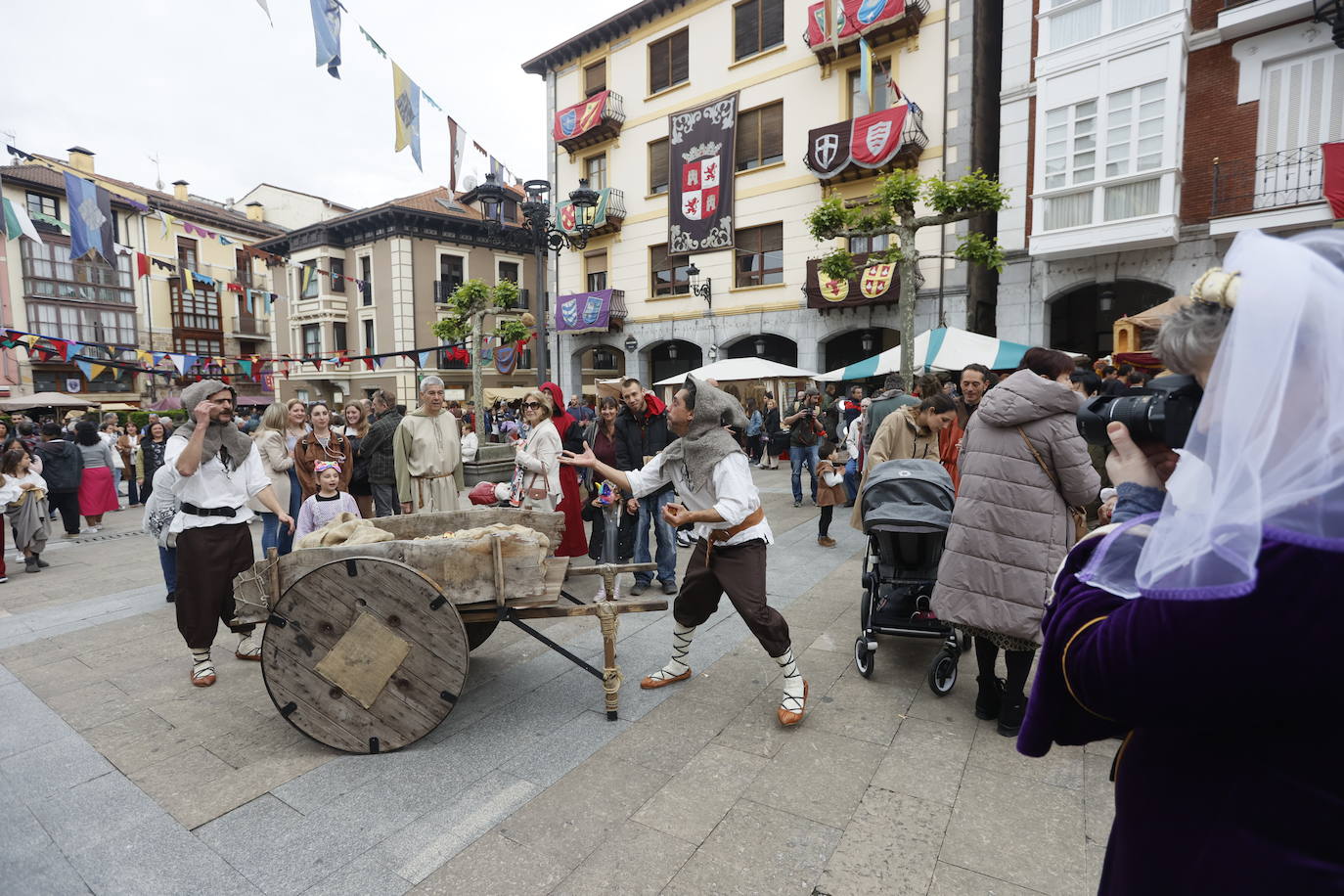 Ambiente festivo en la tradicional feria medieval de Balmaseda