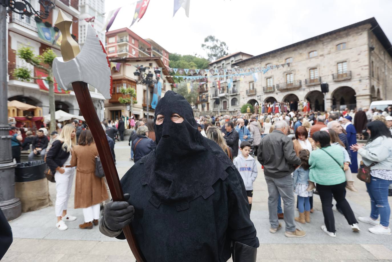 Ambiente festivo en la tradicional feria medieval de Balmaseda