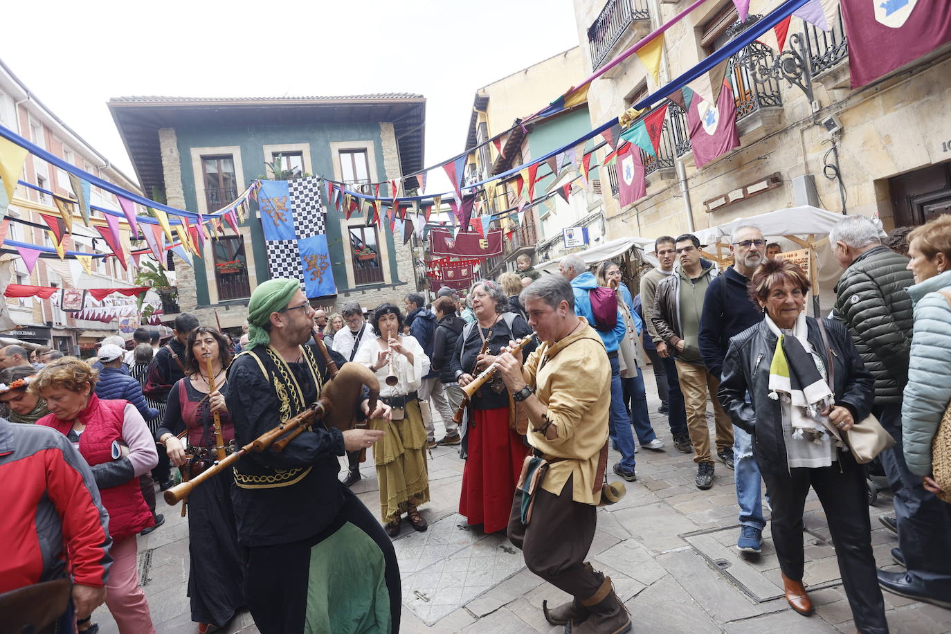 Ambiente festivo en la tradicional feria medieval de Balmaseda