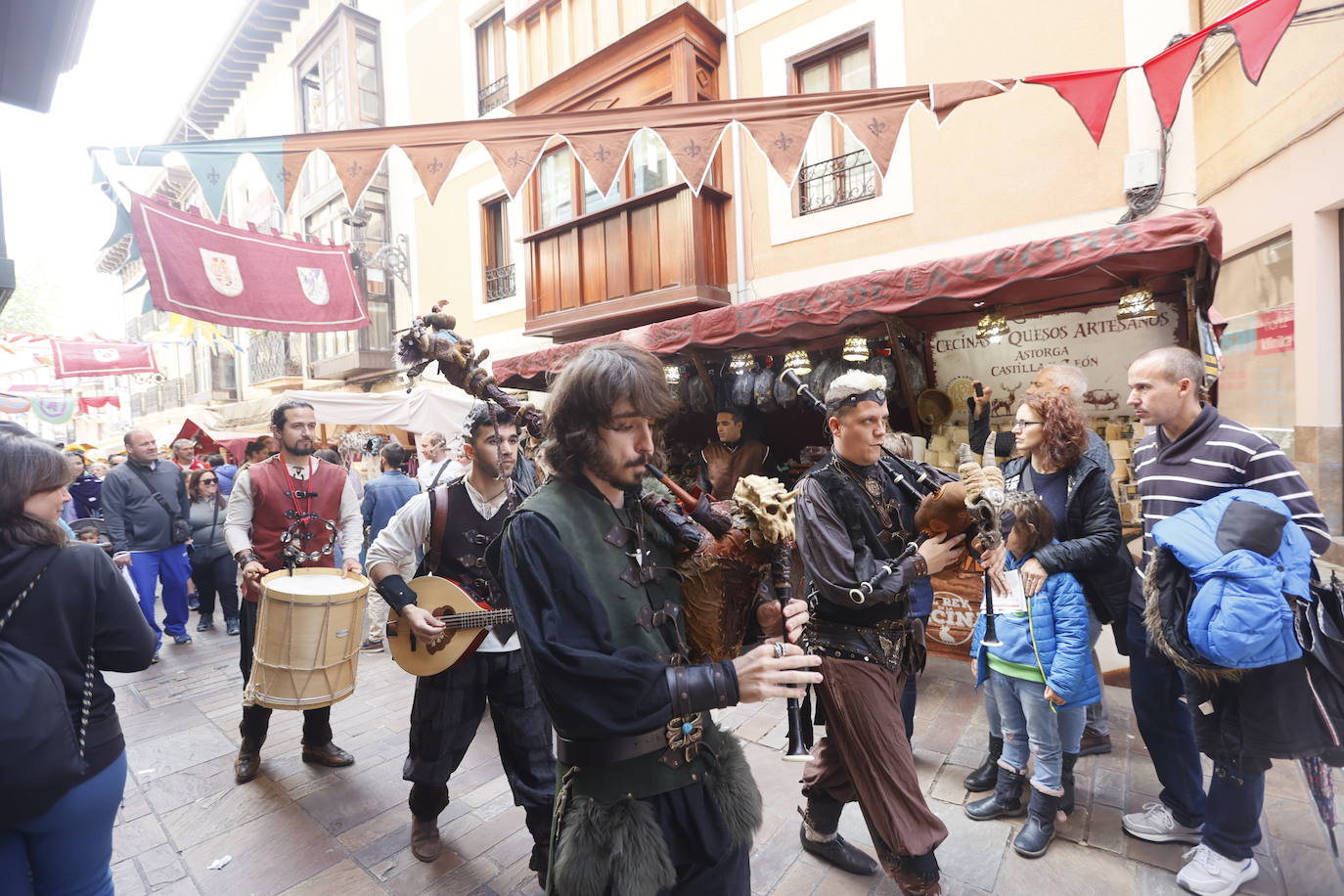 Ambiente festivo en la tradicional feria medieval de Balmaseda