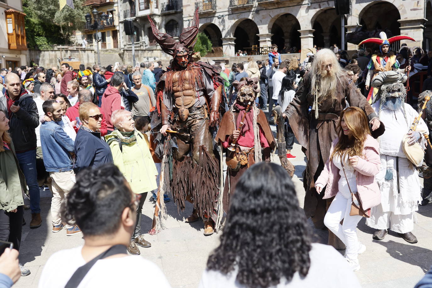 Ambiente festivo en la tradicional feria medieval de Balmaseda
