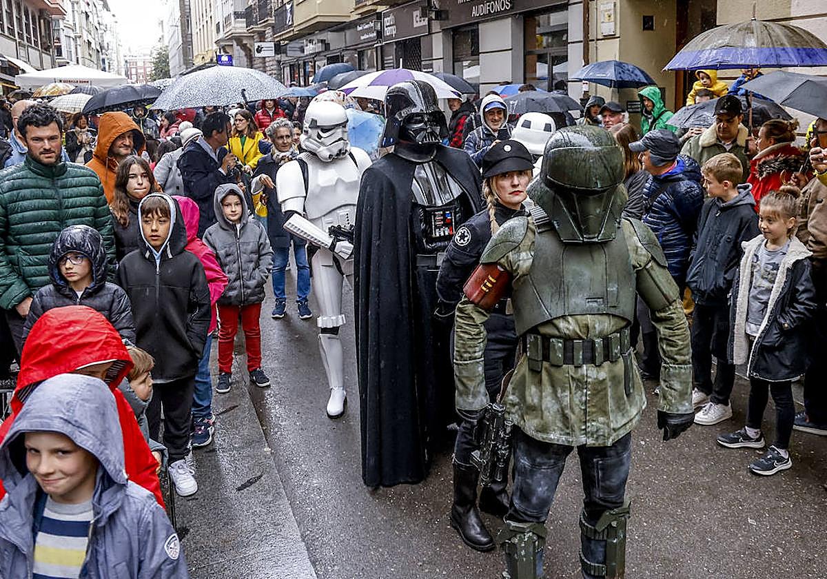 Darth Vader, fuertemente escoltado, aterriza en la calle San Prudencio.