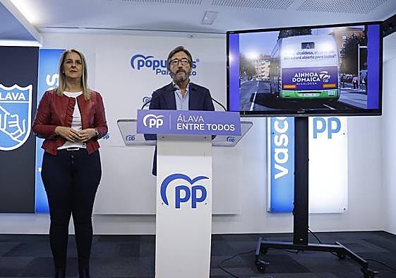 Domaica y Oyarzábal, esta mañana en la sede del PP en Vitoria.