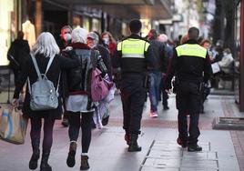 Una pareja de policías municipales patrulla por las calles de Bilbao.