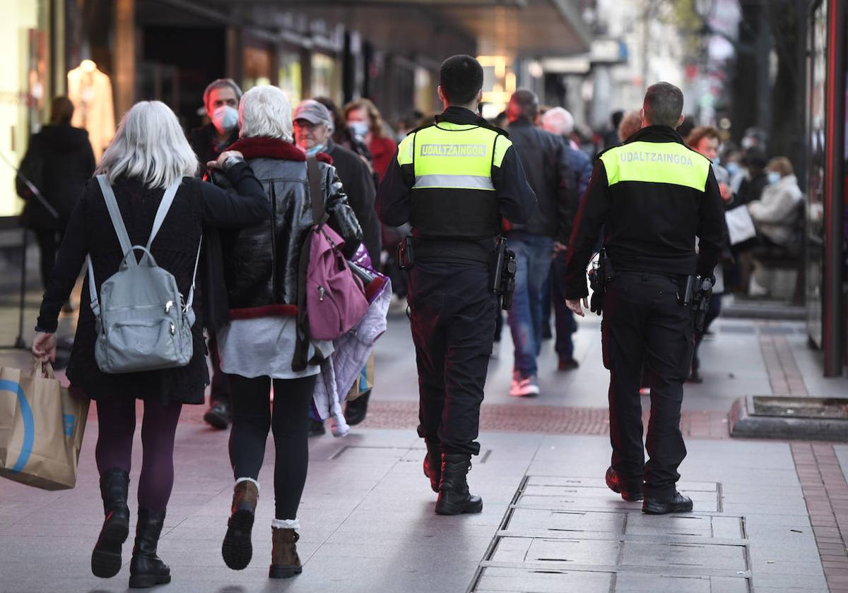 Una pareja de policías municipales patrulla por las calles de Bilbao.