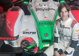 Joseba Iraola frente a su 'Nova NP01' con la que corre el Europeo de carreras de montaña.