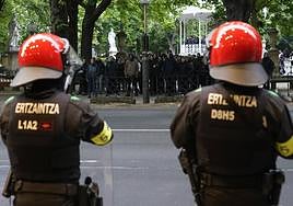 Numerosos ertzainas y policías locales han blindado las inmediaciones del céntrico hotel.