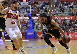 Smith intenta superar la defensa del jugador del Murcia Jelinek.