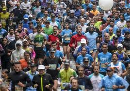 Cientos de corredores, durante los primeros kilómetros de la Maratón Martín Fiz.