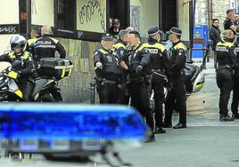 Despliegue de la Policía Local y la Ertzaintza tras una pelea multitudinaria en la zona de Aldabe.