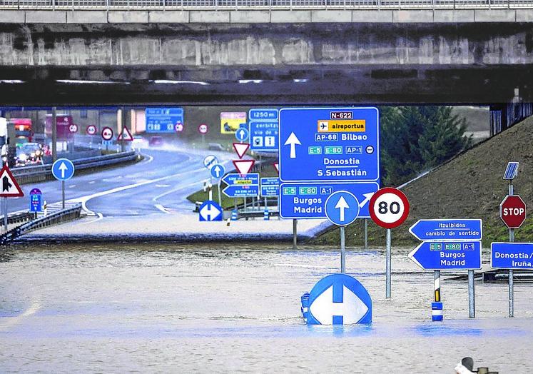 El temporal de diciembre de 2021 desbordó el río en este cruce.