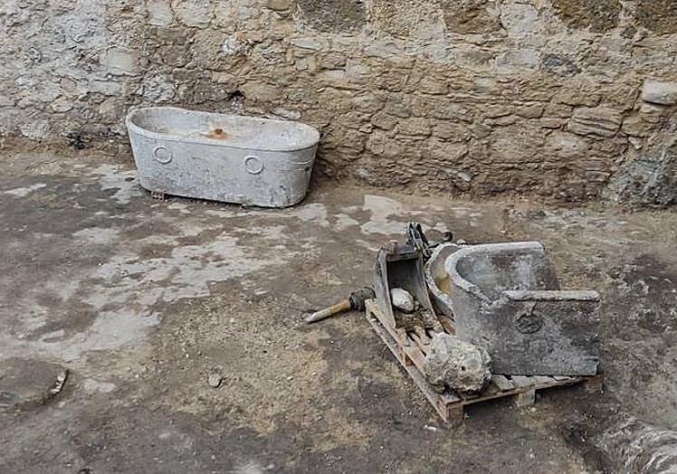 Las dos bañeras halladas en el yacimiento del Almacén de la Revila.