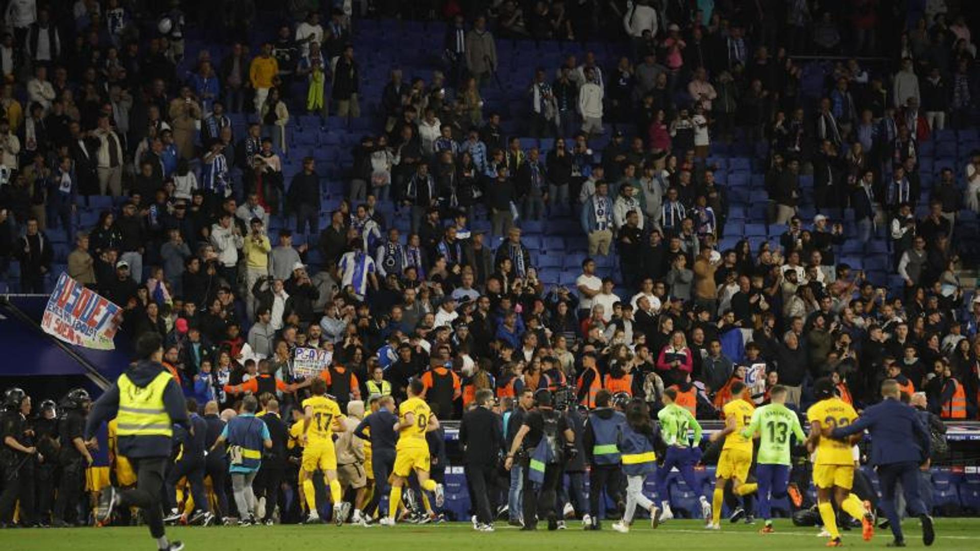 Ultras of Espanyol force Barça players to flee the pitch