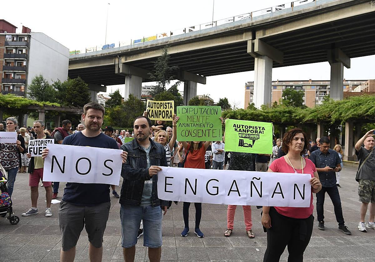 Miembros de la plataforma y ciudadanos de Rekalde se manifiestan contra el viaducto, en una imagen de archivo.
