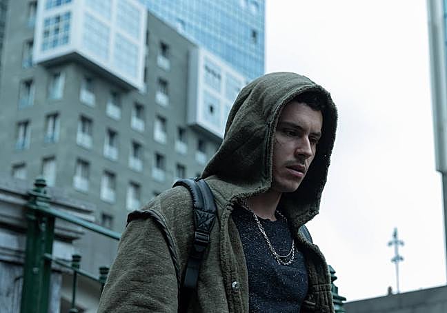 El protagonista, Arón Pipper, con las torres de Isozaki de fondo.