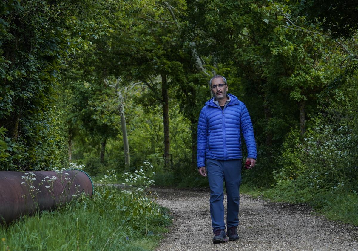 El candidato de Elkarrekin Podemos a la Diputación de Álava, David Rodríguez, paseando por el monte.