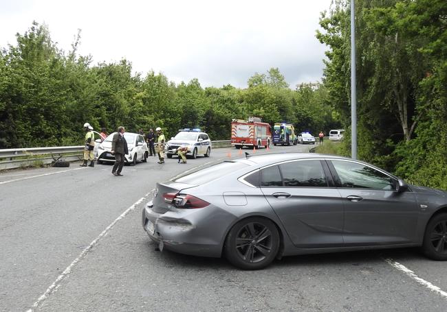 Los efectivos de rescate han cortado uno de los carriles.