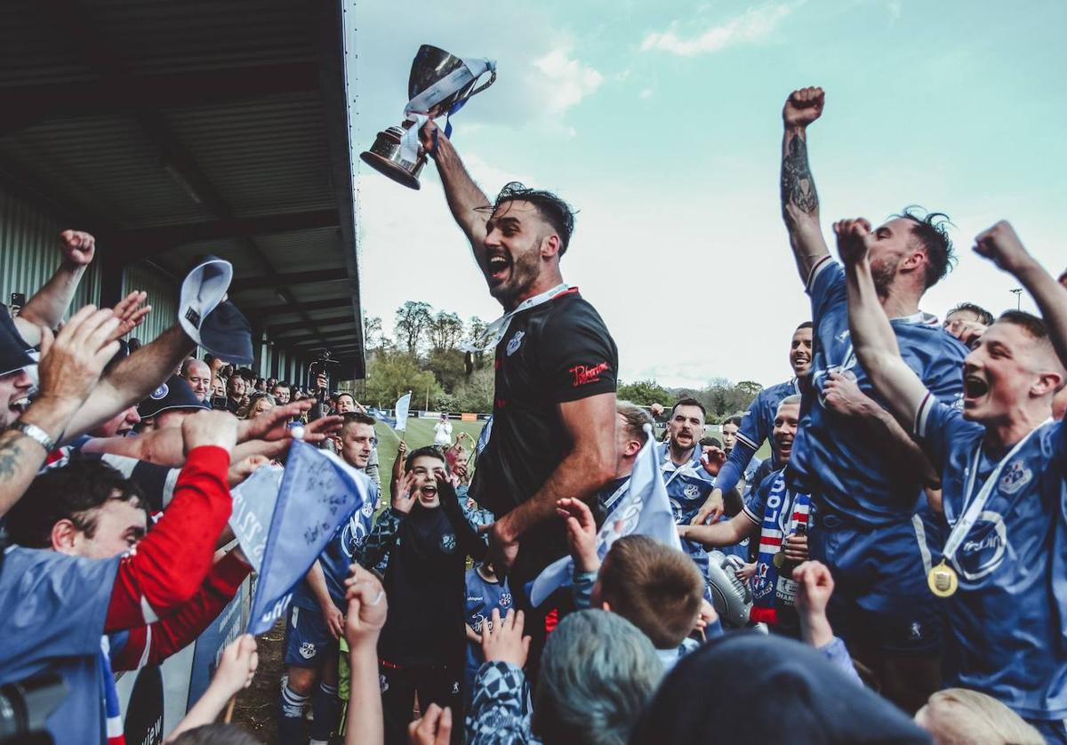 Los jugadores del Loughgall celebran el ascenso.