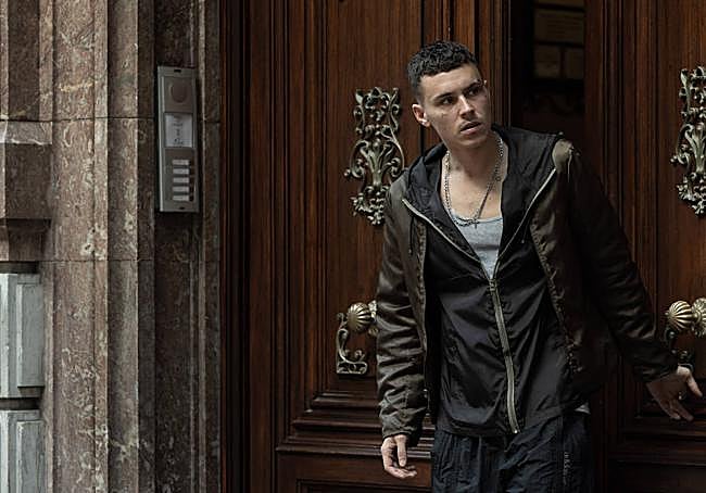 La sede del Colegio de Abogados es el domicilio del protagonista.