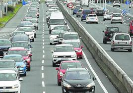 Vehículos. Coches circulando por la autovía de la Avanzada en Leoia (Bizkaia).