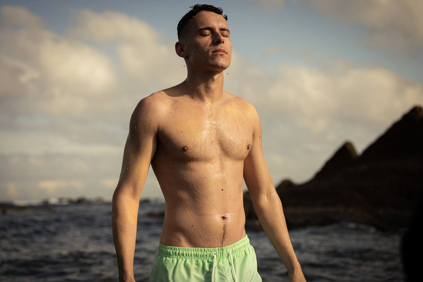 Arón Piper se refresca en la playa de La Salvaje, en Sopela.