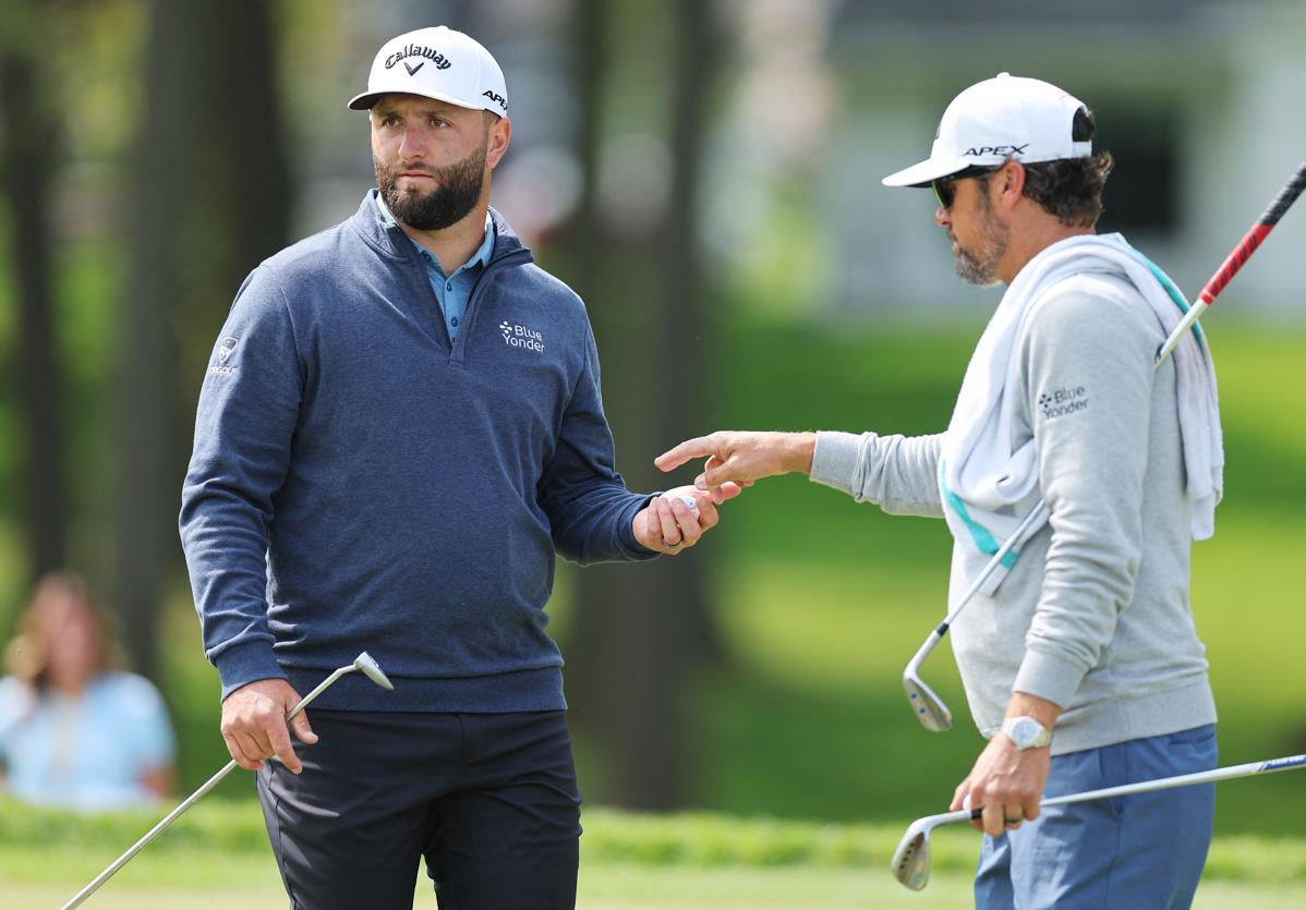 Jon Rahm y su cadie, en la vuelta de prácticas en Oak Hill.