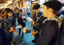 Miembros de la agrupación Kankinkabara durante una edición anterior de la Feria del Pescado de Bermeo.