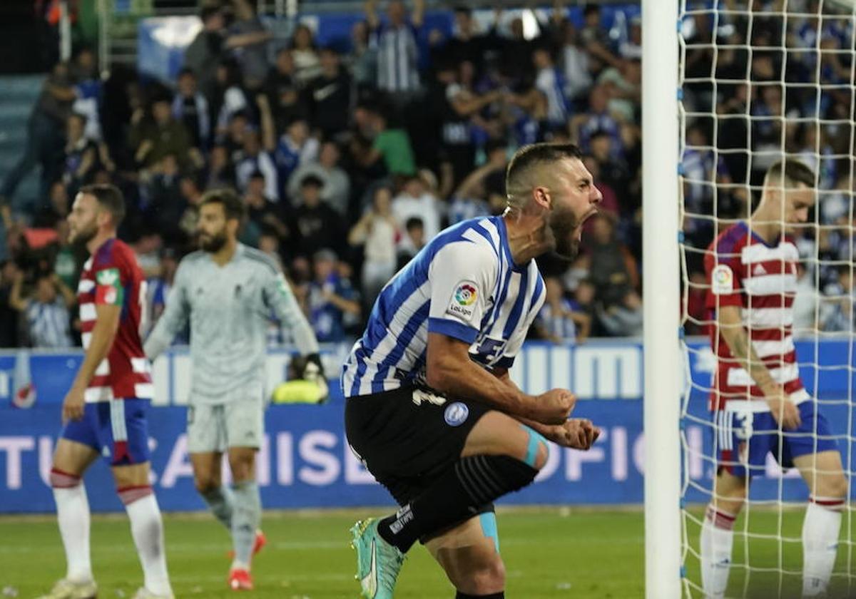 Luis Rioja celebra con rabia el gol ante el Granada.