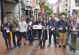 María Solar junto a miembros de su partido en una céntrica calle de Barakaldo.