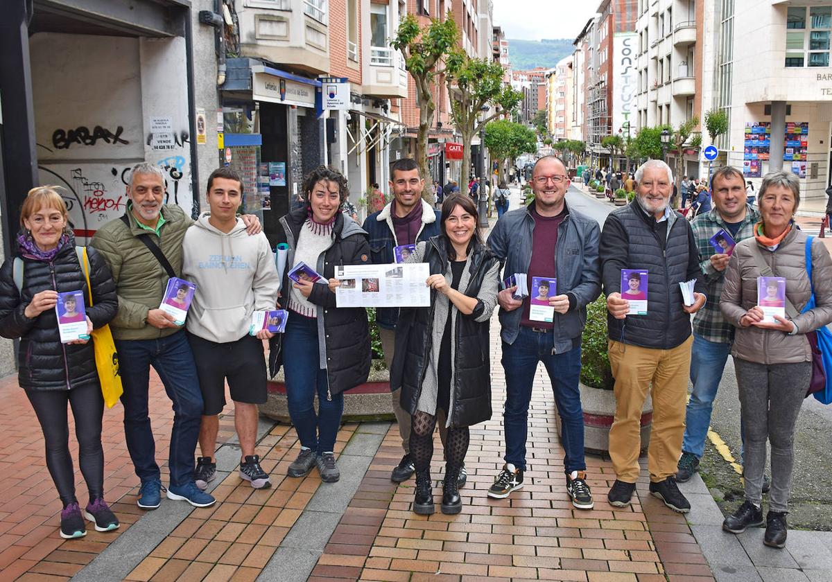 María Solar junto a miembros de su partido en una céntrica calle de Barakaldo.