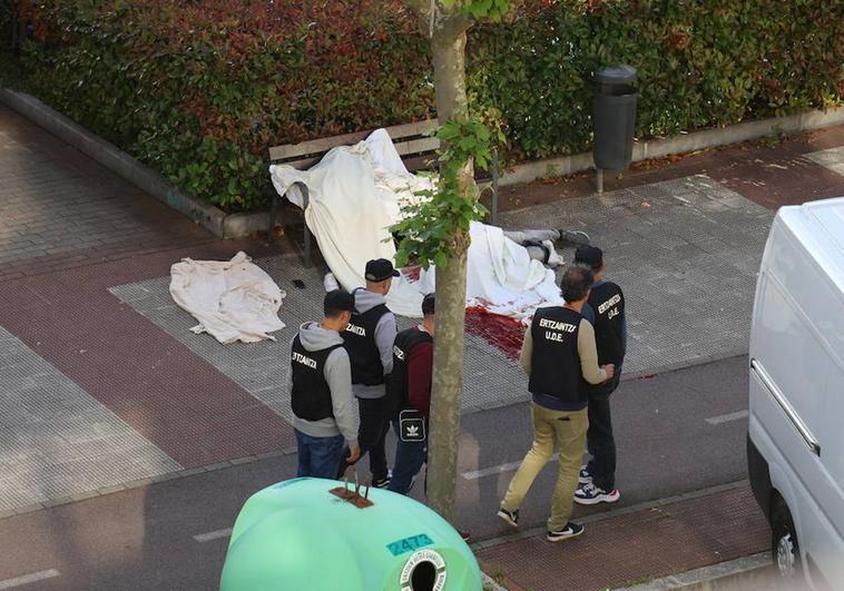 Lugar del suceso, con los fallecidos tapados por sábanas