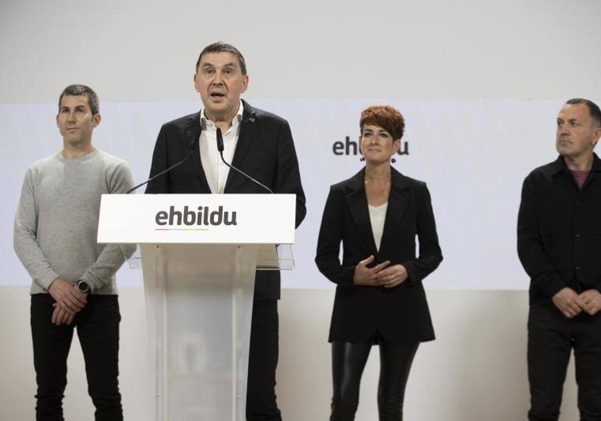 Otegi evita la autocrítica por incluir a exetarras en las listas y denuncia una «campaña de acoso y derribo»