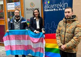 Garbiñe Ruiz, junto a Damián García Moreno e Imanol Martín posan a la entrada de Ikusgune.