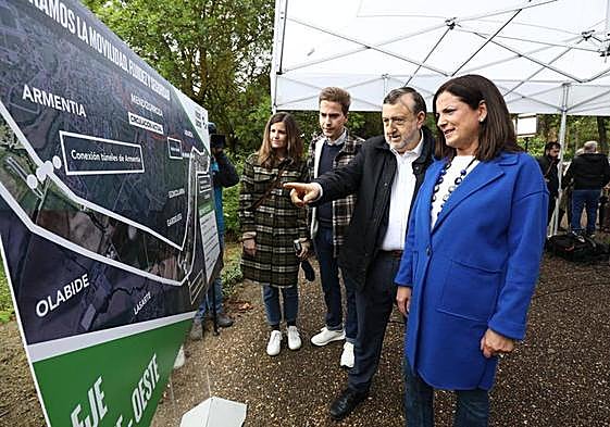 José Antonio Suso, Beatriz Artolazabal y parte de su equipo este martes en Iturritxu.