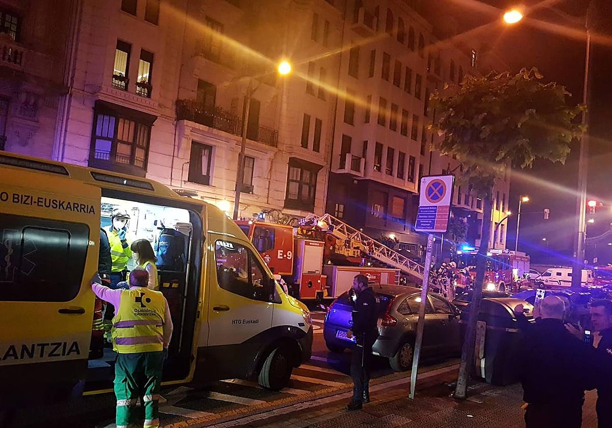 Evacúan al hospital a dos vecinos afectados por el humo del incendio de un piso en Alameda de Recalde