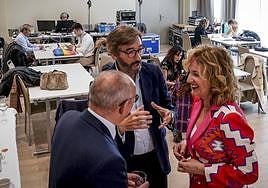 Ramiro González, Iñaki Oyarzabal y Cristina González charlan antes del debate mientras David Rodríguez y Eva López de Arroyabe, al fondo, repasan su guion.