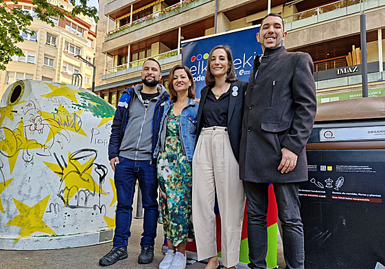Damián García-Moreno, la eurodiputada Sara Rego, Garbiñe Ruiz y Óscar Fernández posan junto a varios contenedores en Fueros.