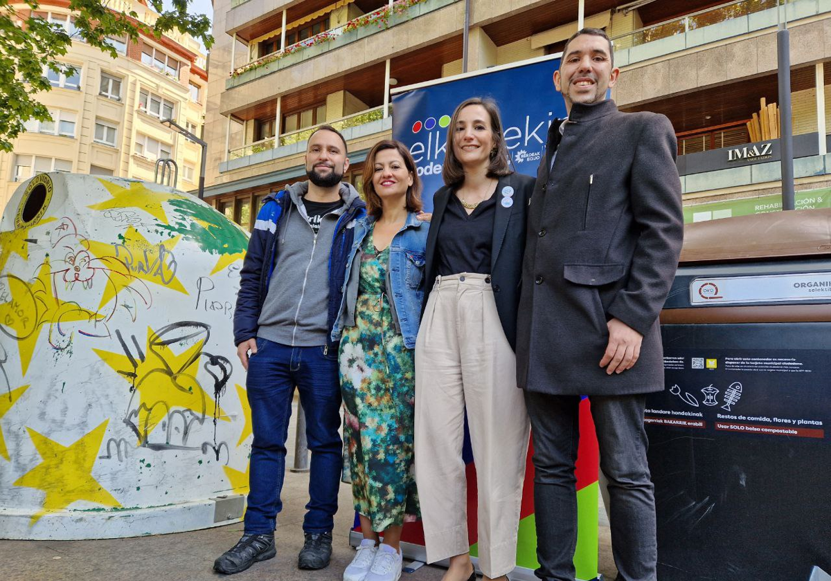 Damián García-Moreno, la eurodiputada Sara Rego, Garbiñe Ruiz y Óscar Fernández posan junto a varios contenedores en Fueros.