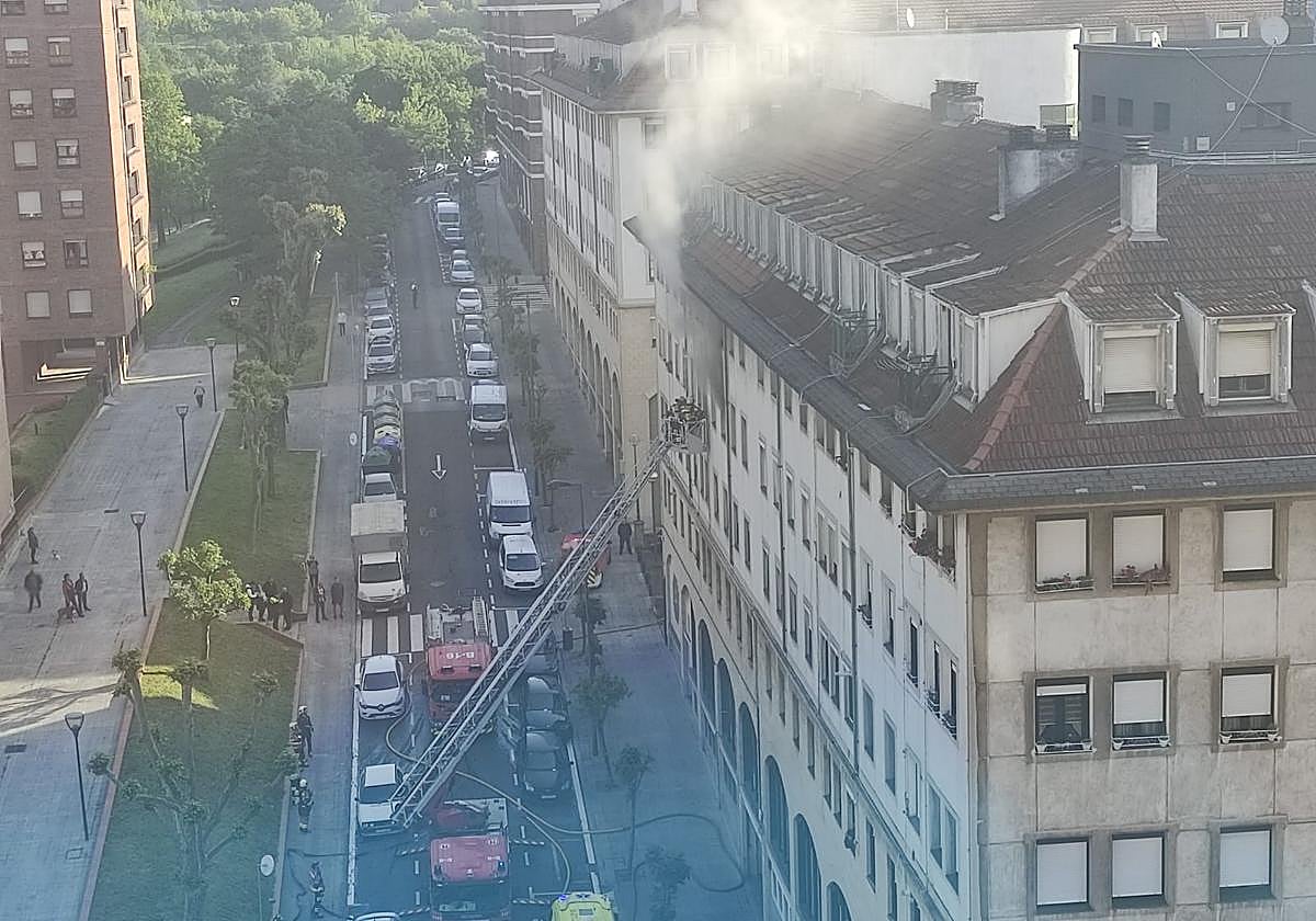 Bomberos tratan de sofocar el incendio declarado en una vivienda de Txurdinaga.