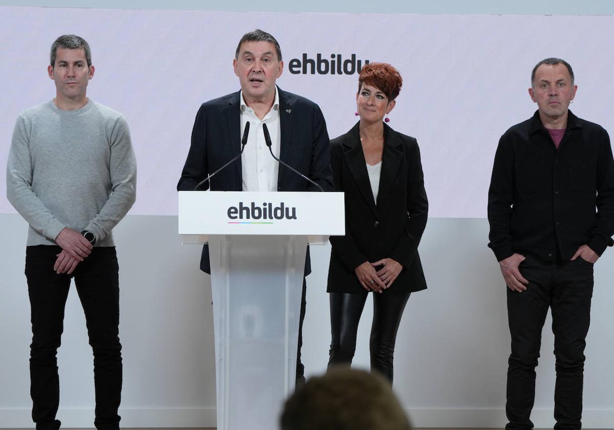 Arkaitz Rodríguez, Arnaldo Otegi, Bakartxo Ruiz y Unai Urruzuno, en la rueda de prensa de este martes.