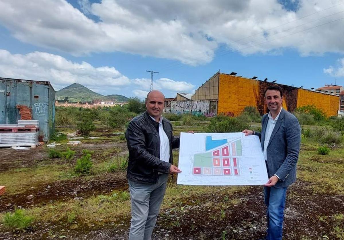 Mikel Torres junto al concejal de Obras y Mantenimiento de Espacios Urbanos, Jon Pesquera.