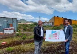 Mikel Torres junto al concejal de Obras y Mantenimiento de Espacios Urbanos, Jon Pesquera.