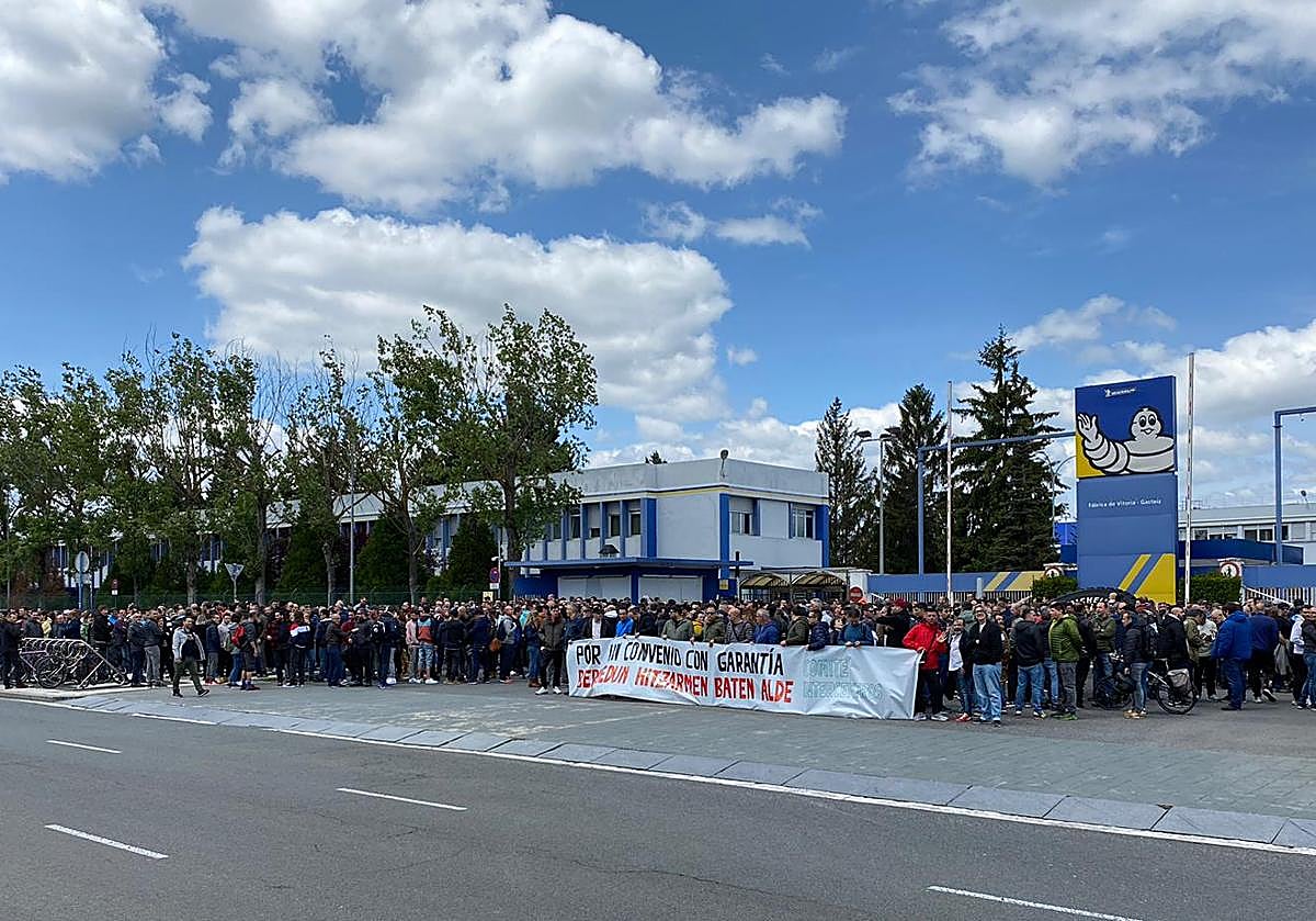 Trabajadores de Michelin frente a la factoría de Vitoria