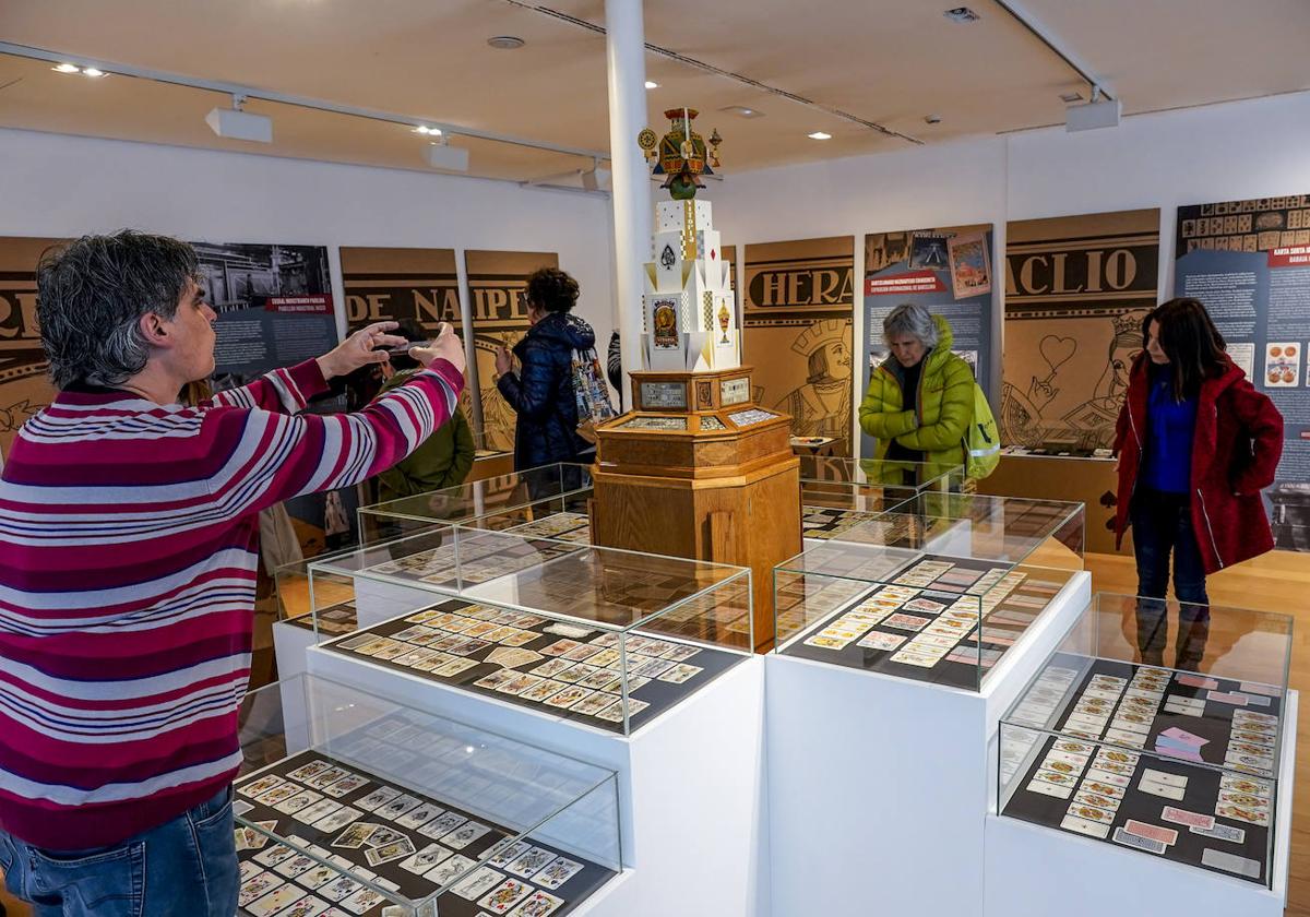 Muestrario de los productos de Fournier expuestos en el museo Bibat.