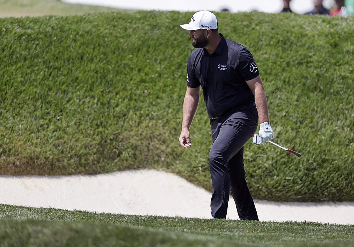 Jon Rahm, a la salida de un bunker en Oak Hill.