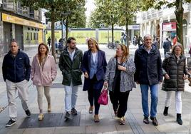 Ainhoa Domaica ha presentado su iniciativa en la calle Dato junto a otros candidatos.