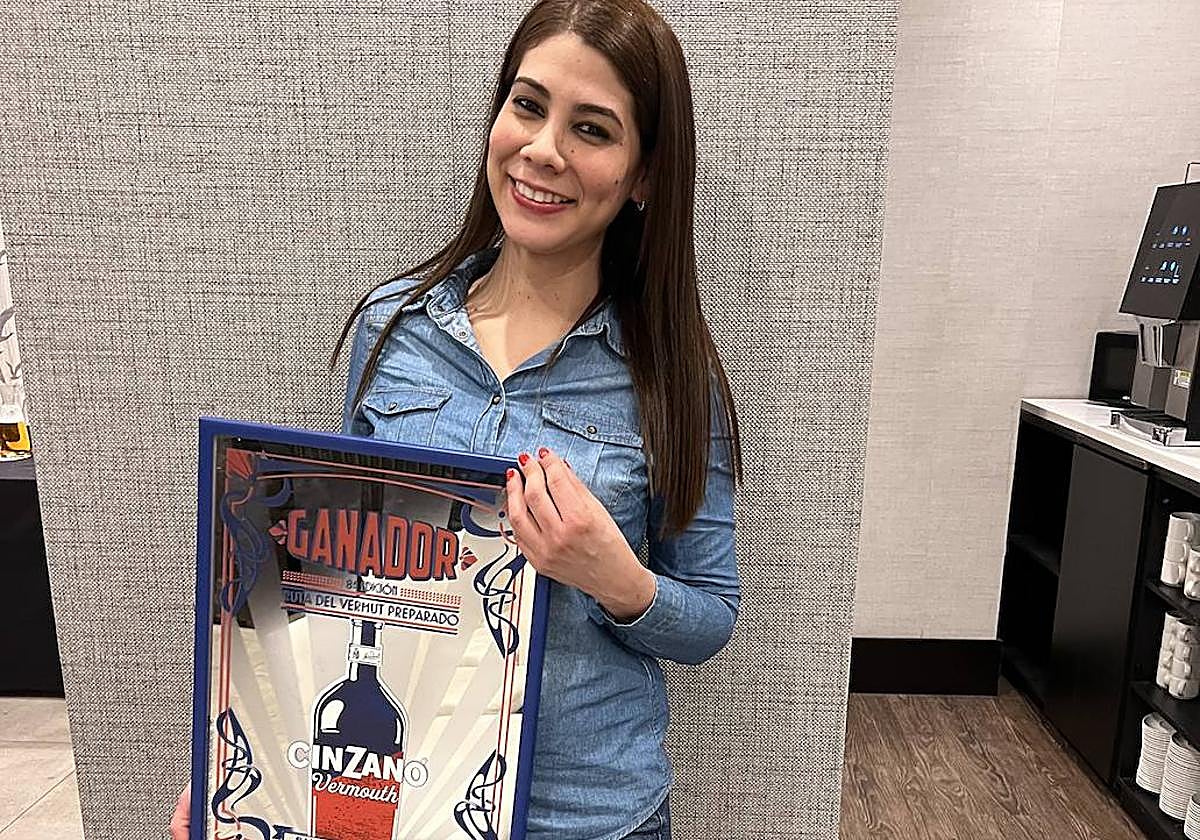 La venezolana Andreína Montañez gana el concurso de mejor vermú preparado de Bilbao