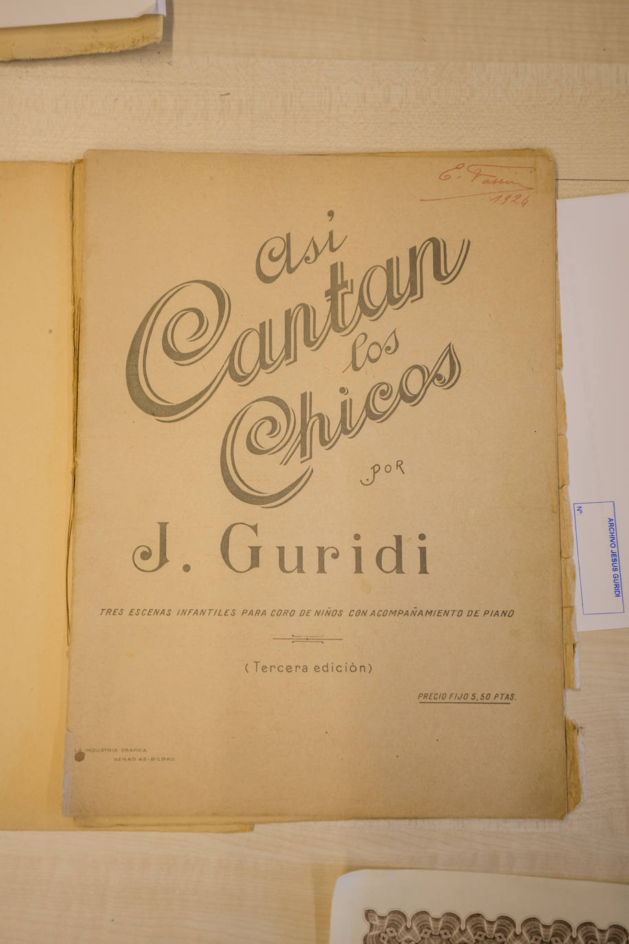 Hay una gran variedad de primeras ediciones y originales de diferentes partituras (con el precio en pesetas).