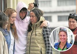 Familiares y allegados de Lourdes, ayer durante la concentración de repulsa celebrada en Orio.