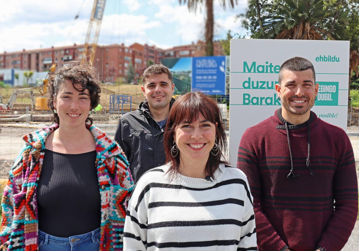 La candidata a la Alcaldía María Solar con parte de su grupo delante del futuro Parque Serralta, donde se levantarán varios edificios de viviendas.